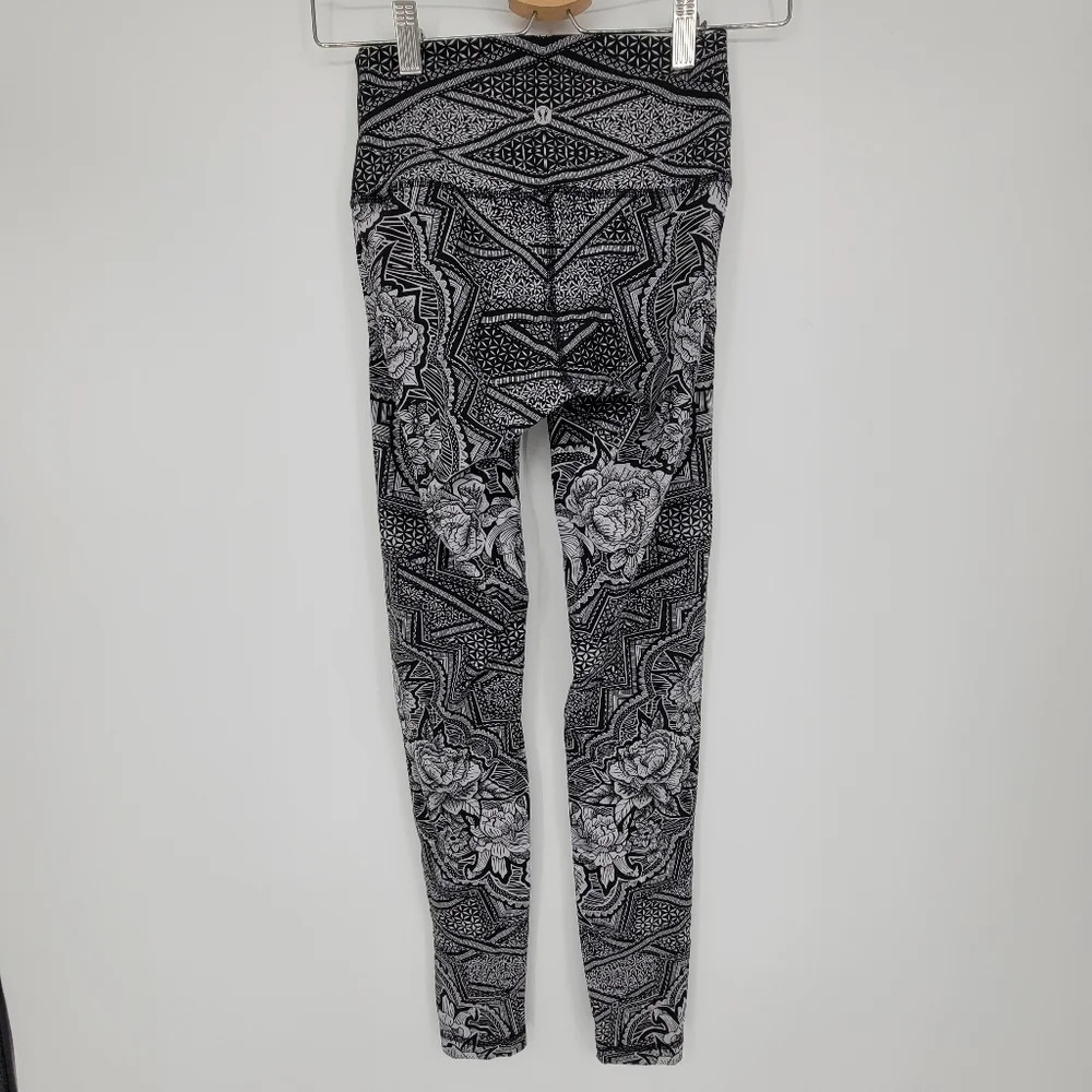 Lululemon Geometric wunder under Floral High Rise Yoga Tights size 4 - Picture 3 of 8